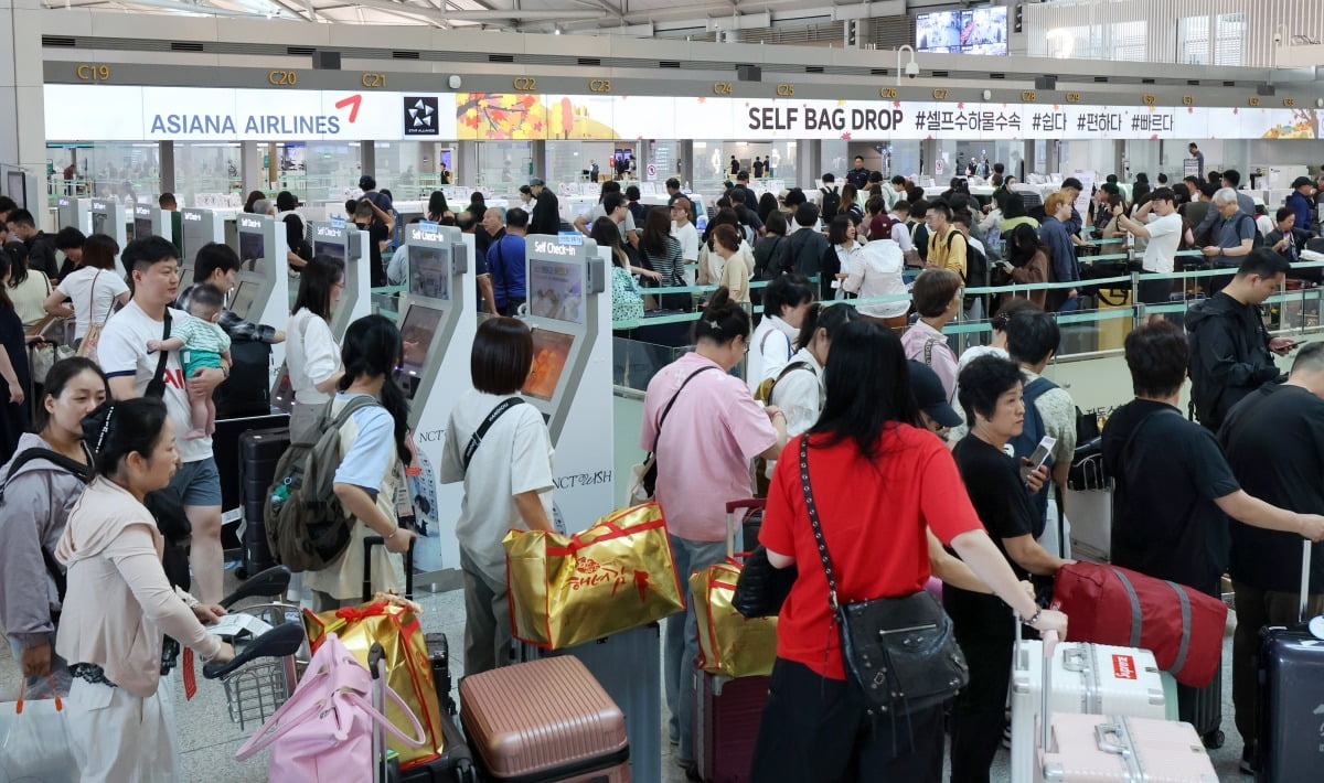 추석연휴를 하루 앞둔 13일 인천국제공항 제1여객터미널 출국장이 여행객으로 붐비고 있다./최혁 기자