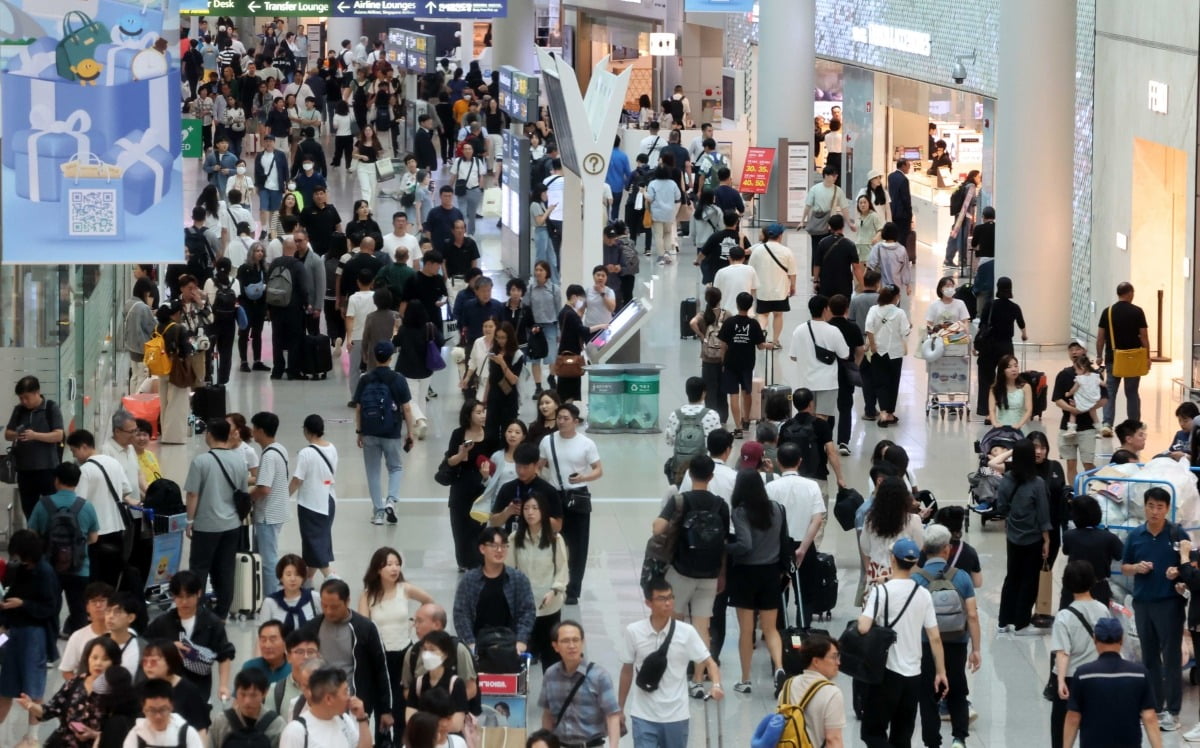 추석연휴를 하루 앞둔 13일 인천국제공항 제1여객터미널 면세점이 여행객으로 붐비고 있다./최혁 기자