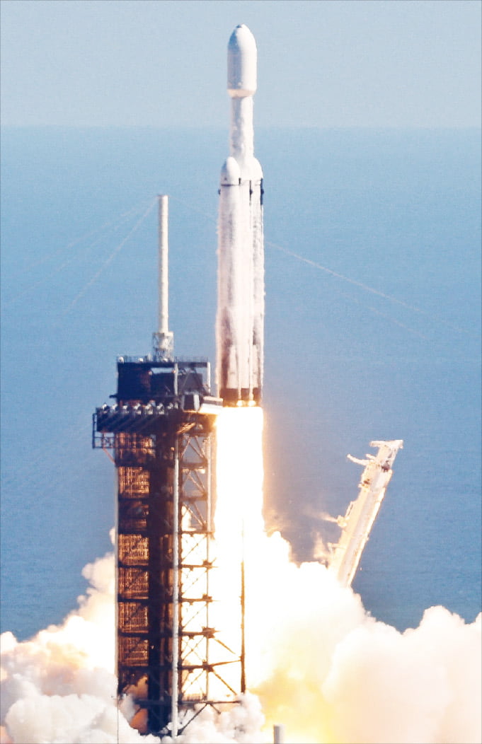 14일(현지시간) 미국 플로리다주 케네디 우주센터에서 미 항공우주국(NASA)의 무인 탐사선 ‘유로파 클리퍼’가 스페이스X의 팰컨 헤비 로켓에 실려 발사됐다.   로이터연합뉴스 