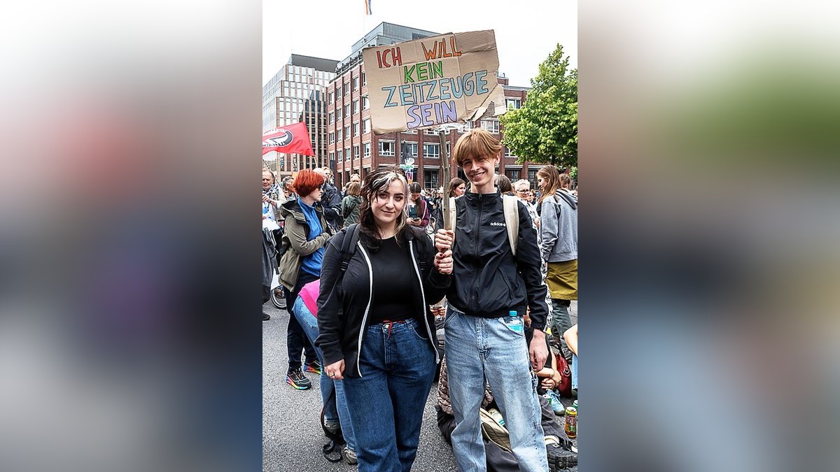 „Ich will kein Zeitzeuge sein“ – die Botschaften auf der Demo in Hamburg sind eindeutig.