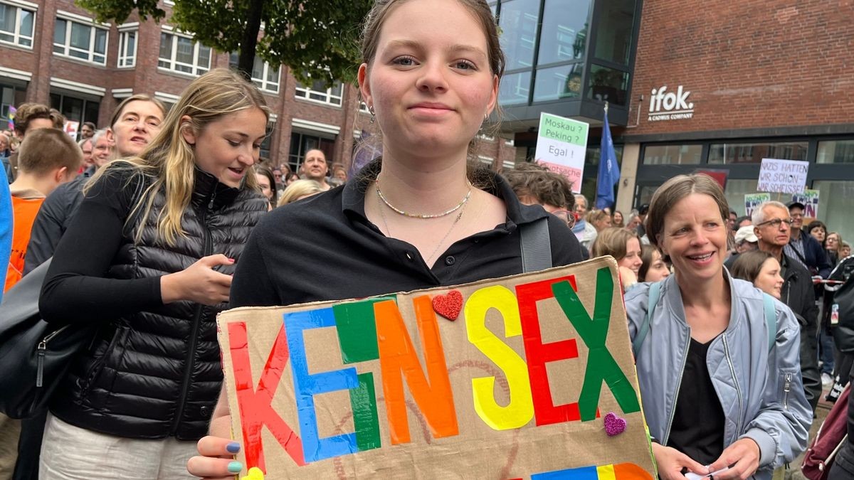 „Kein Sex für Nazis“, fordert die 16-jährige Lilly. Auf der Demo für Demokratie in Hamburg überbieten sich die Teilnehmer mit einfallsreichen Parolen.