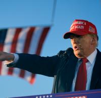 Der republikanische Präsidentschaftskandidat und ehemalige Präsident Donald Trump spricht bei einer Wahlkampfveranstaltung auf der Calhoun Ranch. +++ dpa-Bildfunk +++