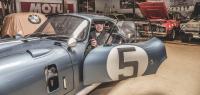 Bastian Ebener in dem Nachbau des zweiten von sechs Exemplaren des Shelby Daytona