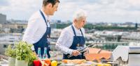 Für WELT-TV grillt Jan Philipp Burgard (l.) mit Agnes Strack-Zimmermann auf der Dachterrasse des Axel-Springer-Neubaus in Berlin