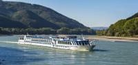 Auf der Donau: Ein Schiff durchkreuzt die österreichische Region Wachau