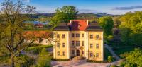 War Anfang der 1990er-Jahre eine Ruine: Schloss Lomnitz in der Mittelgebirgslandschaft des Hirschberger Tals in Polen