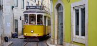 Lissabon: Die Tram-Fahrt der Linie 28 führt auf einer spektakulären Strecke bergauf und bergab durch enge Häuserschluchten