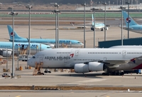 (LEAD) Korean Air finalizes merger deal with Asiana Airlines via share takeover