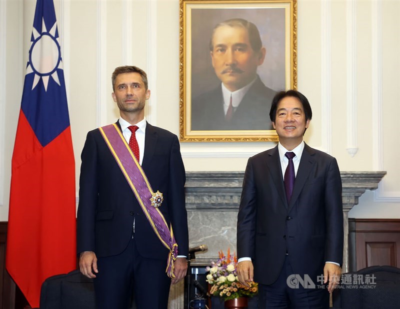 Outgoing top European Union representative Filip Grzegorzewski (left) pose with President Lai Ching-te (賴清德) after receiving Taiwan's Order of Brilliant Star with Grand Cordon on Monday. CNA photo July 22, 2024