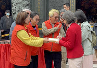 蕭副總統花東發福袋 支持者帶昔日競選T恤獲簽名