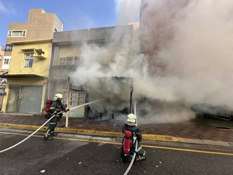 澎湖縣馬公市一家飲食店4日傍晚發生火警，陣陣濃煙竄出，消防獲報到場布水線灌救，所幸未釀人員傷亡，確切起火原因待調查釐清。（澎湖縣消防局提供）中央社  114年2月4日