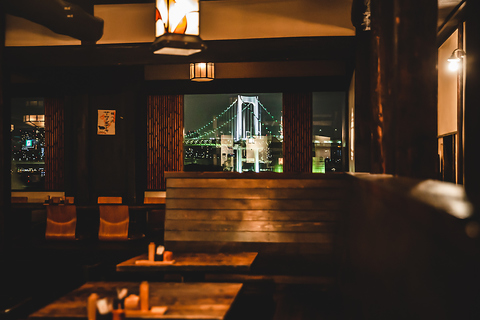 東京湾とレインボーブリッジの夜景を一望できるロケーション