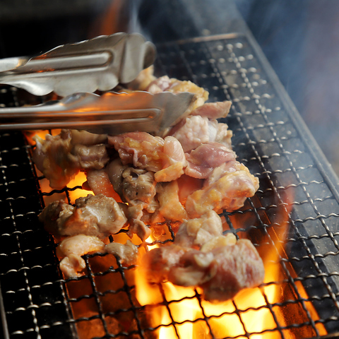 地鶏の炭火焼や厳選素材を使用したもつ鍋・馬刺しなど！自慢の九州料理をご堪能あれ！