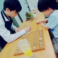 当店では日本将棋連盟有段者のスタッフと将棋が指せるんです!!もちろん将棋の指導も行っておりますので将棋好きの方はもちろん、今まで駒を触ったことも無い方でもご安心下さい。1回300円