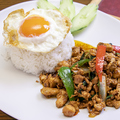 料理メニュー写真 鶏挽肉のバジル炒めごはん：ガパオ（Stir-Fried Spicy Minced Chicken on Rice)