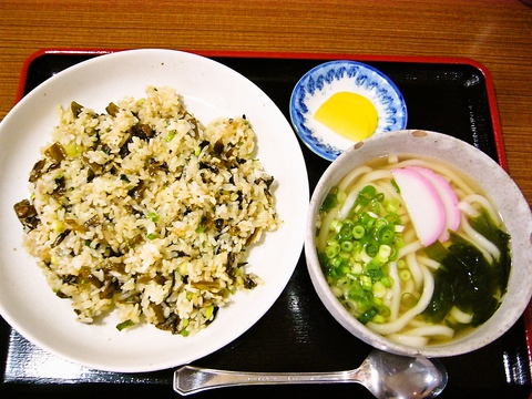 西鉄高宮駅東口を出てすぐ、駅近が嬉しい。こだわりの自家製うどんが味わえる。