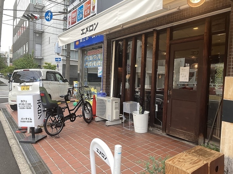 昼は喫茶、夜は牛すじとお酒のお店です♪