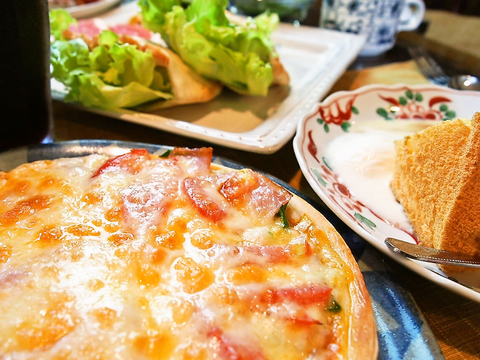 穂高神社の東側の小さな通りにひっそりとたたずむ、隠れ家風カフェ。