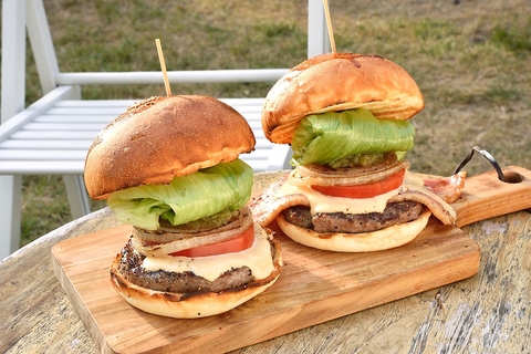 地元食材を使用した出来たてのハンバーガーを、テイクアウト型式でご提供致します。