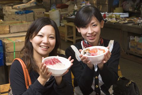 市場に並んでいる食材をちょっとずつ買って食べる「のっけ丼」を実施しています。