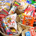 【★50種類以上の駄菓子がすべて食べ放題★】当店では昔懐かしい駄菓子のコレクションが食べ放題♪青春時代を思い出して話に華を咲かせます！！