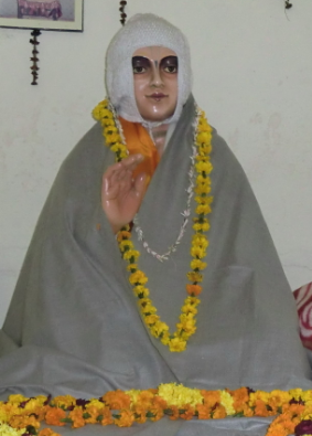 Statue of Jiva Goswami in his tomb in Vrindavan.png