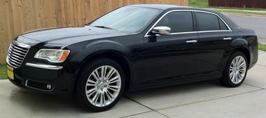 2011 Chrysler 300C.jpg