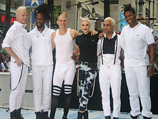 No Doubt performing.