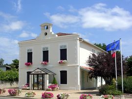 The town hall in Benquet