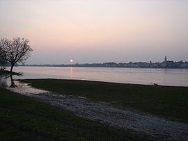 Le Fresne-sur-Loire vu depuis la rive sud de la Loire, en crue.