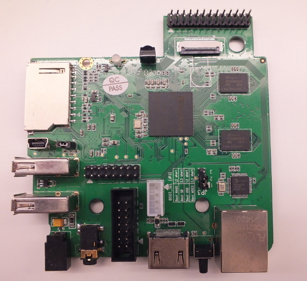 MIPS Creator CI20

　35ドルの「Raspberry Pi」が400万台前後売れたことで、小型の低価格コンピュータが多く作られることになった。

　「MIPS Creator CI20」は、この種のコンピュータとしては最新のものだ。Raspberry Piよりも強力なシングルボードコンピュータだが、値段も高い。

　英国のチップ設計会社Imagination Technologiesが欧州や米国で発売したこのボードは、クロック数がRaspberry Piの2倍近くあるデュアルコアプロセッサを搭載し、メモリもRaspberry Piの最上位モデルの2倍用意されている。また、Amazonの初代「Kindle Fire」で使用されていたグラフィックプロセッサを積んでおり、30fps／1080pの動画エンコードに対応している。3Dのゲームとグラフィックに関しては、「OpenGL 2.1」をサポートしているため、そのままで多くの3Dゲームを動かすことができる。

　CI20は接続性に関してもRaspberry Piより優秀で、802.11nのWi-Fiを内蔵している。さらに、オンボードストレージも持っている。

　CI20は省電力性能が高く、メーカーによれば、負荷をかけた状態でも2.5W以下で動作する。これは、Raspberry Piで言えば、モデル「A+」とモデル「B+」の間くらいだ。電力消費量が小さいため、ロボットの制御などのバッテリを使用するプロジェクトでも採用できる可能性がある。

　事前予約した場合、このボードはhttp://store.imgtec.com/から北米では65ドル、英国では50ポンドで入手できる。出荷時期は2015年1月末頃を予定している。

　このボードは、利用法を提案するコンテストに参加した大学生、開発者、ホビイストに向けて、すでに1000枚近く送付されている。

　ホームオートメーションシステム、メディアサーバ、レトロゲームエミュレータなどのよくあるプロジェクトのほかに、植物の水耕栽培の制御など、思いがけない用途を提案した参加者もいる。

　Imagination Technologiesの技術PR担当であるAlex Voica氏によれば、「ある参加者は、飼い猫が過食気味のため、これを利用してモニタを作ろうとしている」という。

　仕様は以下の通り。

プロセッサ：1.2GHzデュアルコア、MIPS32ベースのIngenic JZ4780 SoC、32KB L1 IキャッシュおよびDキャッシュ、512KB L2キャッシュ
FPU：IEEE754 FPU、XBurst MXU
マルチメディア：PowerVR SGX540 GPU、60fpsで最大1080pのハードウェアアクセレレーション動画再生。OpenGLおよびOpenGL ESをサポート
メモリ：1Gバイト DDR3 SDRAM、4Gバイトフラッシュメモリ、SDカード×1
オーディオ：AC97、4ピンの入出力ジャックおよびHDMIコネクタから出力
カメラインターフェース：ITU-R BT.645コントローラ
接続：10/100イーサーネット、802.11 b/g/n、Bluetooth 4.0。Ensigma RPUあり
ディスプレイ：HDMI×1、最大2Kまで
USB：USBホスト×1、USB OTGデバイス×1
I/O周辺機器：UART×2、GPIO×25、SPI×2、I2C、ADC、拡張ヘッダ、14ピンETAGコネクタ