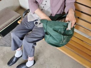 デイサービスの送迎を待つ母（工藤広伸さん提供）