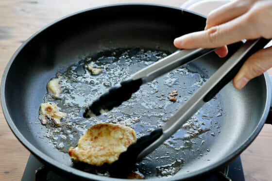 鶏胸肉をフライパンから取り出す