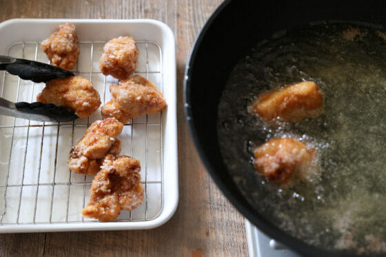 鶏肉をバットに上げる