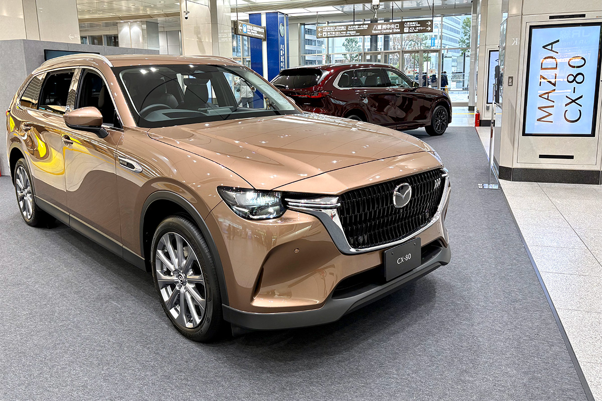 最新マツダSUV「CX-80」をJR東京駅八重洲口で展示中！海外の人からも大注目!? 実車をたっぷり見学可能！