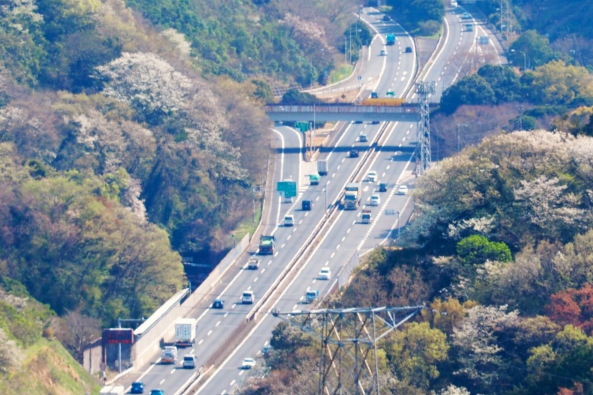 横浜横須賀道路（画像：写真AC）。