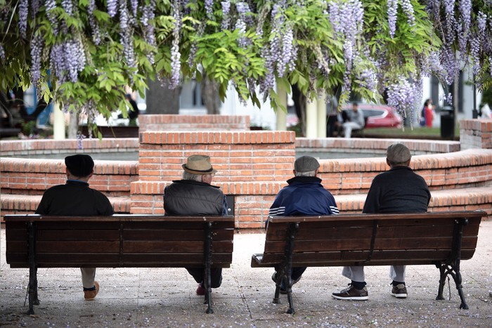 Foto principal del artículo 'La transformación del envejecimiento: una crisis invisible' · Foto: Gianni Schiaffarino