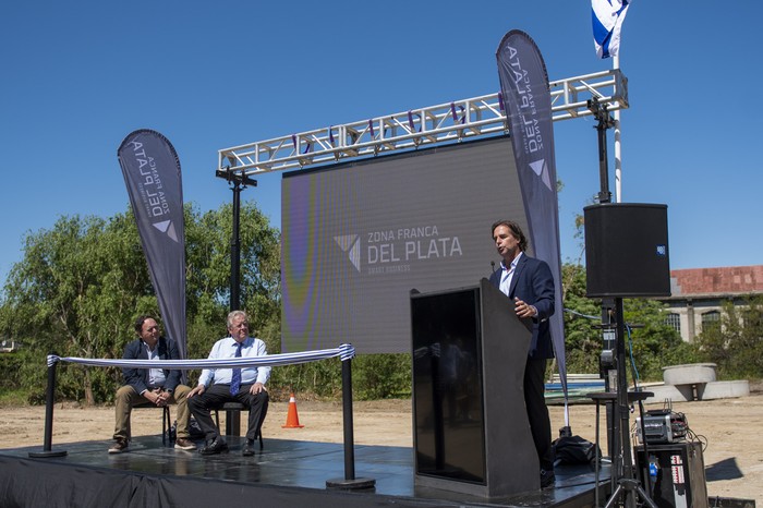 El presidente, Luis Lacalle Pou, junto al intendente de Colonia, Carlos Moreira, y el empresario Francisco Ravecca, en la inauguración de las obras de Zona Franca de Servicios del Plata. · Foto: Ignacio Dotti