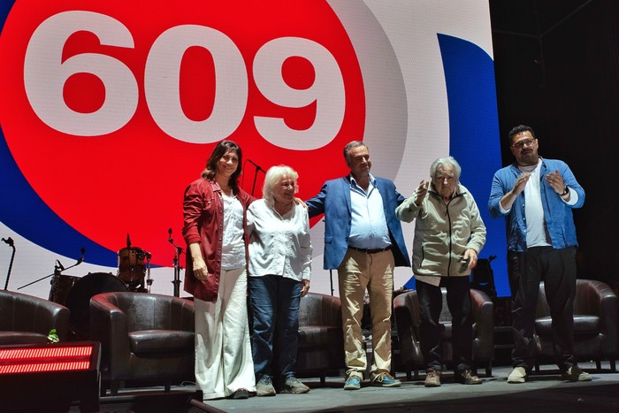 Blanca Rodríguez, Lucía Topolansky, Yamandú Orsi, José Mujica y Alejandro Sánchez, durante el acto de cierre de campaña del MPP, en la plaza 1º de Mayo. · Foto: Martín Varela Umpiérrez