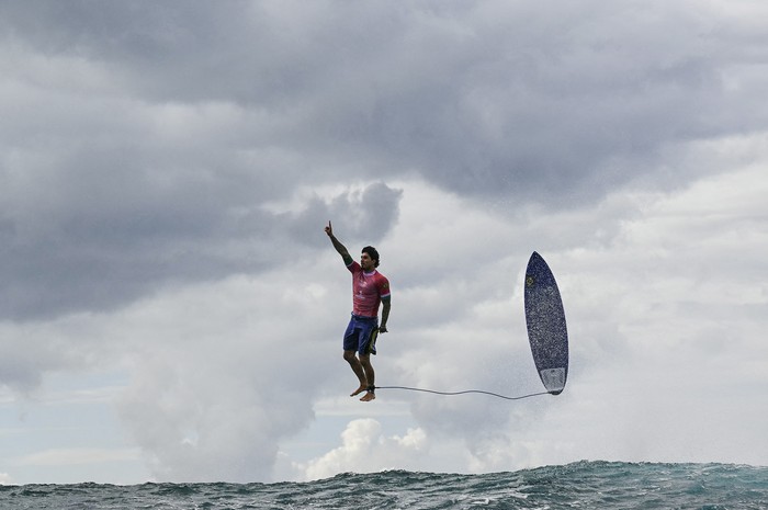 Gabriel Medina, de Brasil, en la quinta serie de la ronda 3 de surf masculino, el 29 de julio, en Teahupo'o, en la isla polinesia francesa de Tahití. Foto: Jerome Brouillet, AFP