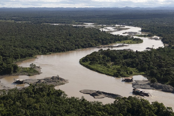 Dragas artesanales tipo brasileñas utilizadas para extraer oro, en el río Quito, un afluente del río Atrato, en el departamento de Chocó, Colombia, el 27 de agosto de 2024. · Foto: Raúl Arboleda, AFP