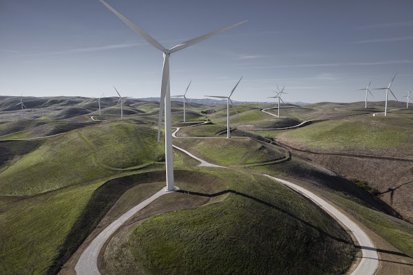 Paysage en pleine nature avec de nombreuses éoliennes.