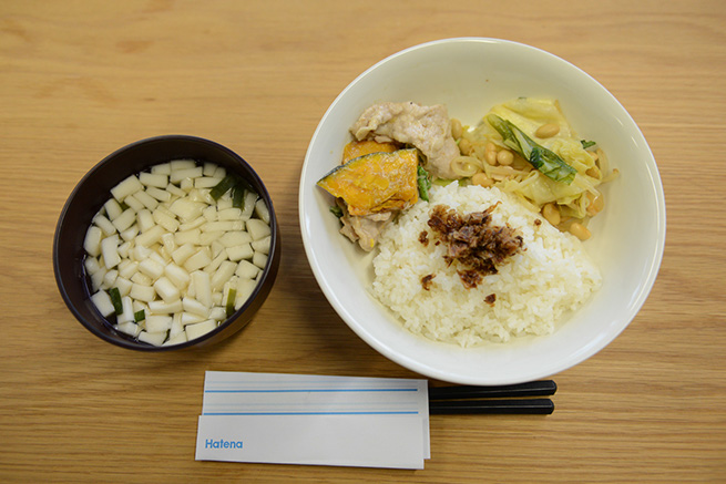 真上から俯瞰で撮影されたご飯と味噌汁の写真