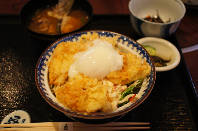 画面中央に料理が配置されたとり天丼の写真