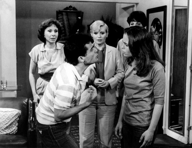 Norma Blum, Lauro Corona, Denise Dumont, Glauce Graieb, and Beatriz Lyra in Marina (1980)