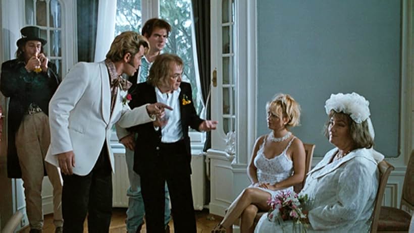 Nelly Frijda, Lou Landré, Tatjana Simic, Coen van Vrijberghe de Coningh, and Stefan de Walle in Flodder 3 (1995)