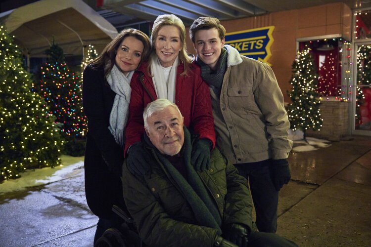 Jim Byrnes, Anna Holbrook, Kimberly Williams-Paisley, and Jacob Buster in Sister Swap: A Hometown Holiday (2021)