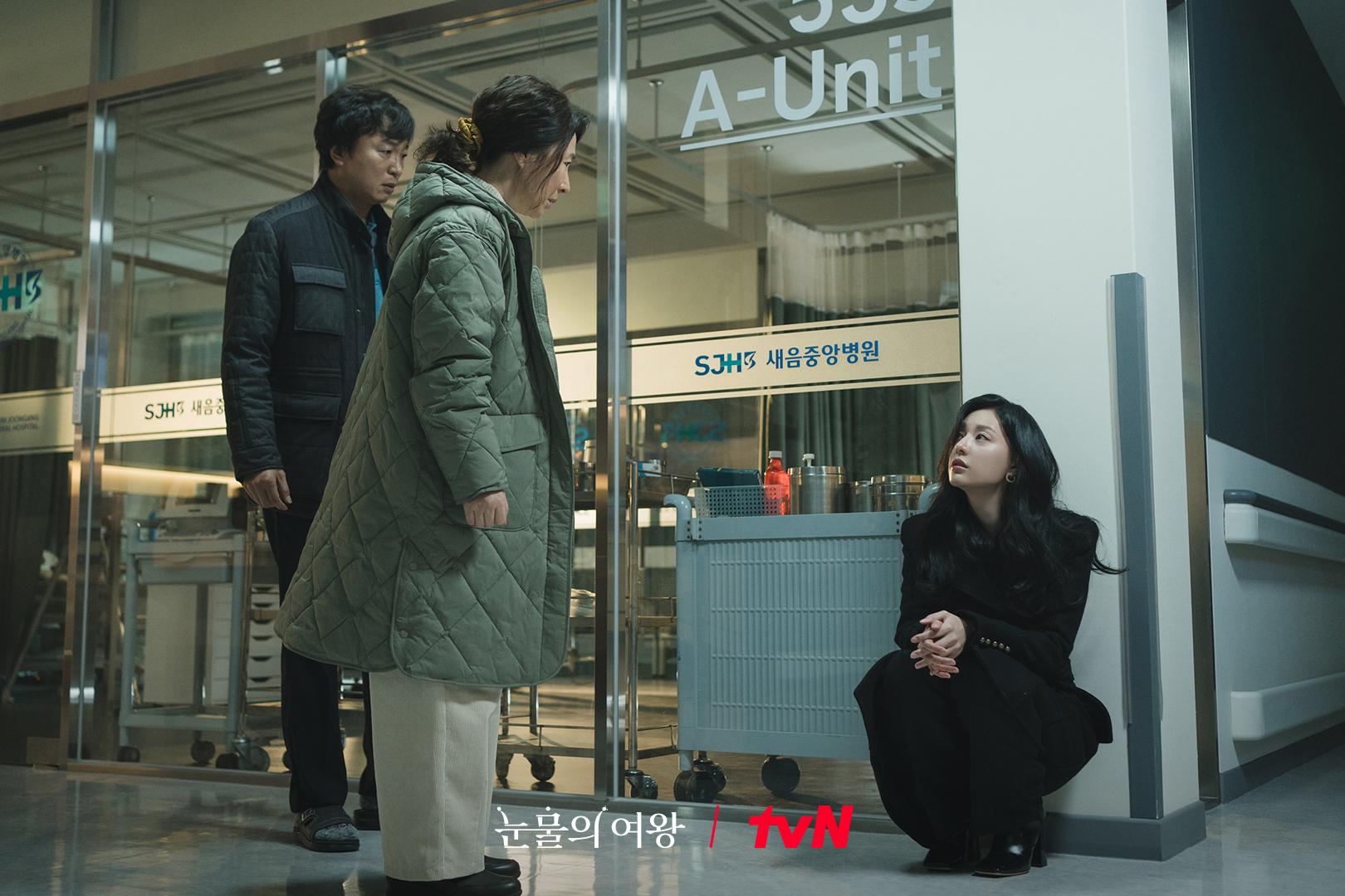 Jeon Bae-soo, Kim Ji-won, and Hwang Young-hee in Queen of Tears (2024)