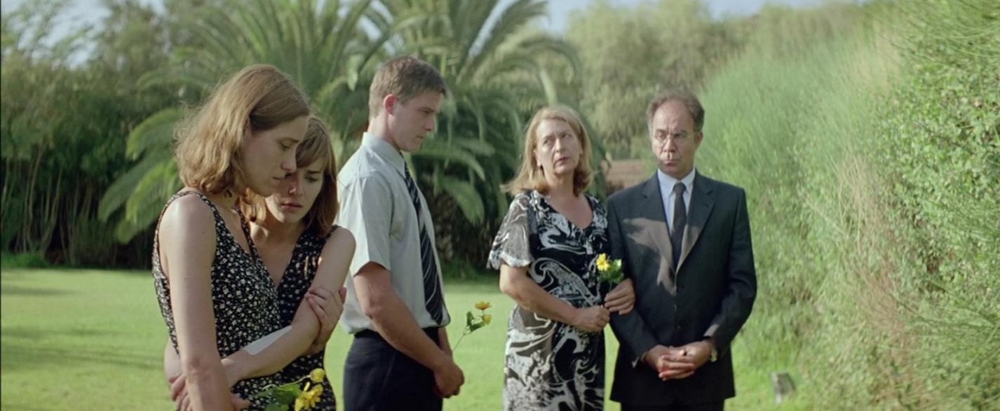 Michele Valley, Christos Stergioglou, Angeliki Papoulia, Mary Tsoni, and Christos Passalis in Dogtooth (2009)