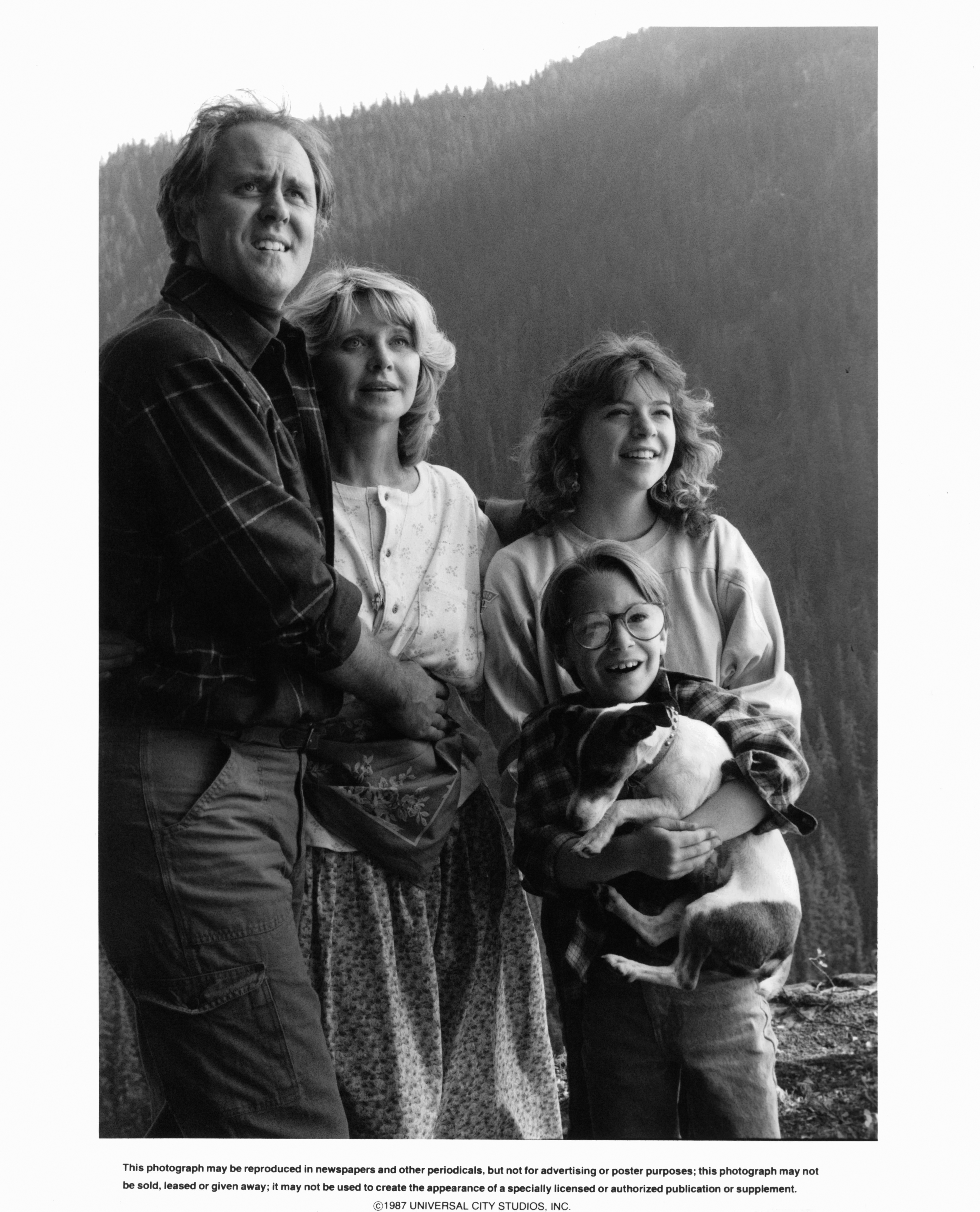 John Lithgow, Melinda Dillon, Margaret Langrick, and Joshua Rudoy in Harry and the Hendersons (1987)